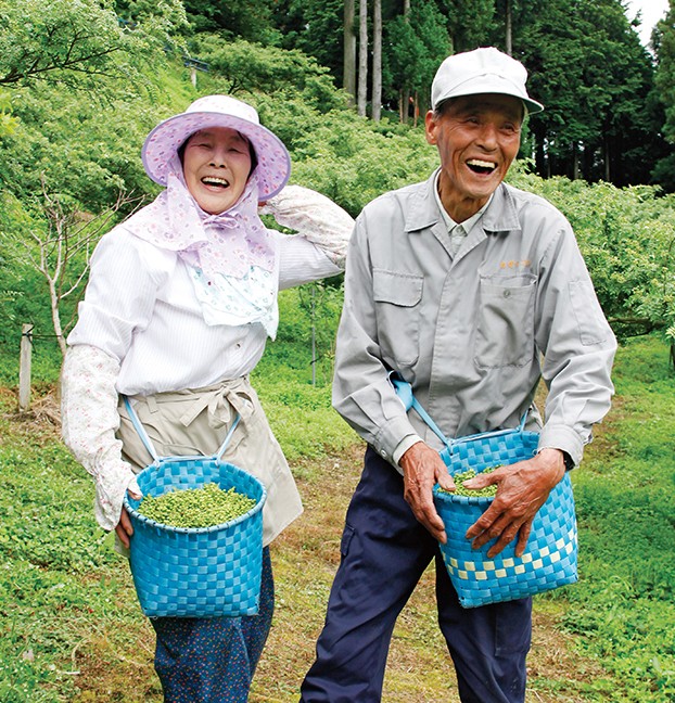弾ける笑顔の花田さんご夫妻。重労働も、夫婦で支え合いながら。